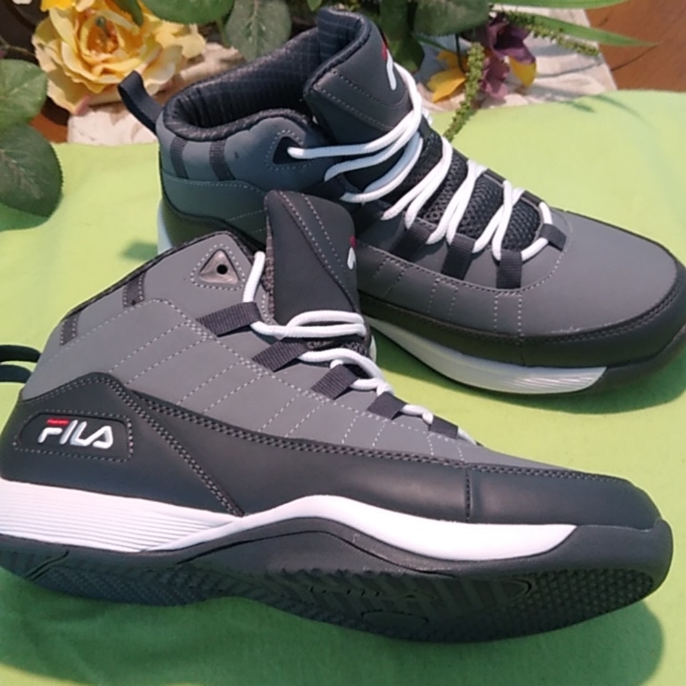 Sz 8.5 Fila  basketball men's sneakers
